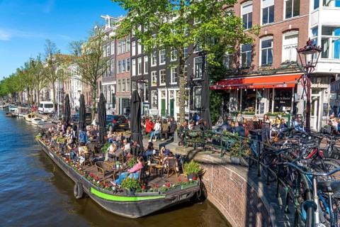 Houses on the Kloveniersburgwal canal, old town of Amsterdam, canal belt, Aluminiumbrug, café with