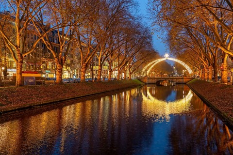 Königsallee, Kö, elegant shopping street in the city centre of Düsseldorf, arc of light over the