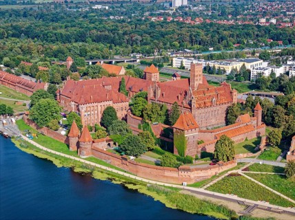 Aerial view of the monastery and the town of Marienburg. The Ordensburg, the former seat of the