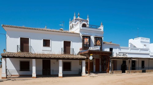 Weißes Gebäude mit Bar und Terrasse unter klarem Himmel, Wallfahrtsort, El Rocío, Rocío, Rocio,