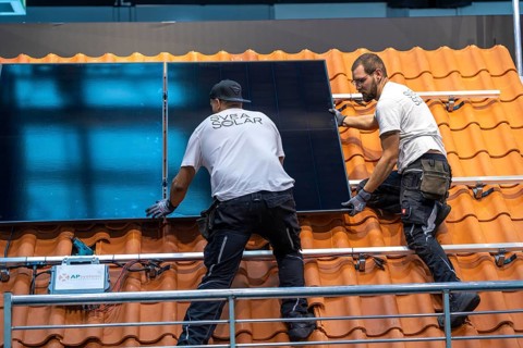 Presentation of the rapid installation of a solar system on a residential house with a pitched