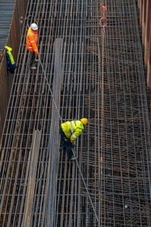Work on the steel mesh of the foundation of the new Karl Lehr Bridge in the port of