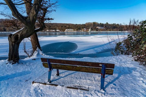Winter in the Ruhr area, Lake Baldeney, snow-covered, partly frozen lake, Essen, North