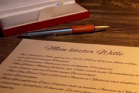 Symbolic image of a will: will and biros on a table