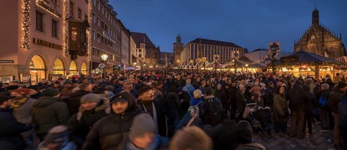 Visitors at the Nuremberg Christmas Market on Saturday evening, Nuremberg, Middle Franconia,