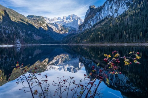 The Vordere Gosausee lake in autumn with a view of the Dachstein mountain range. The Gosaukamm on