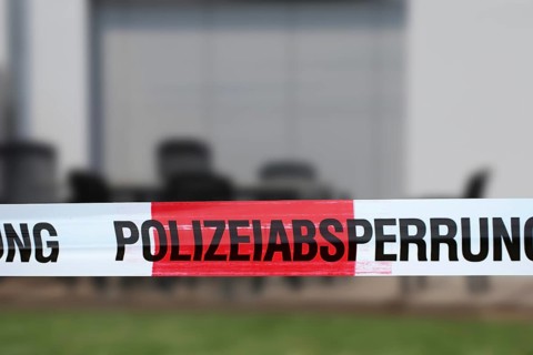 Symbolic image: Barrier tape with the inscription police cordon, in the background a residential