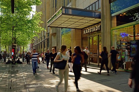 Germany, Hamburg, City, Mönckebergstraße, main shopping street, passers-by in motion, Karstadt