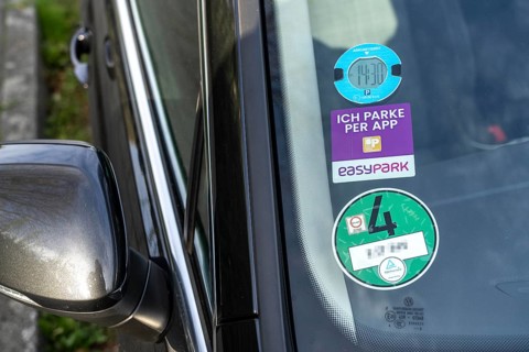 Electronic parking disc, car with a digital clock that indicates the arrival of the vehicle in a