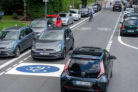 Bicycle road, cyclists have priority over car traffic, new cycle routes through Essen, here in the