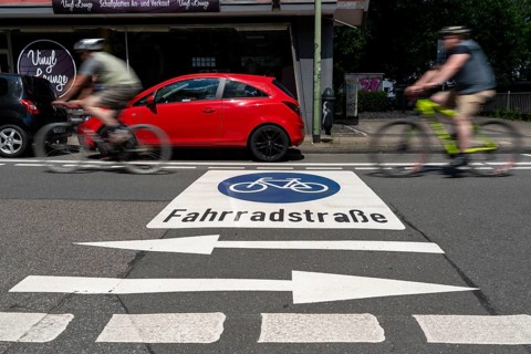 Bicycle road, cyclists have priority over car traffic, new cycle routes through Essen, here in the
