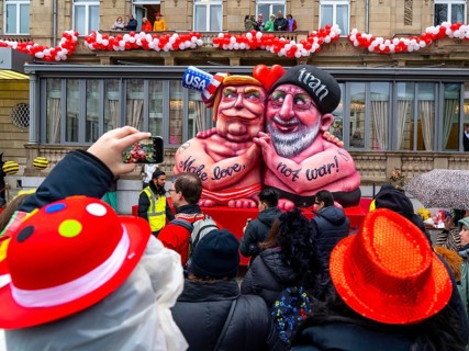 Rose Monday parade in Düsseldorf, street carnival, motif float in carnival, by float builder