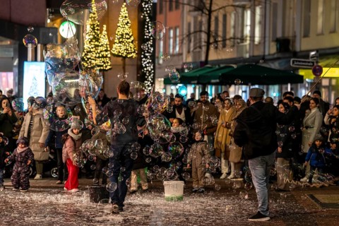 Pre-Christmas season, street artists, creating large soap bubbles, at Schadow-arcades, in the city