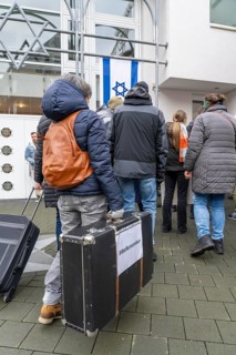 Suitcase march in Recklinghausen, for the 2nd time over 500 people walk through Recklinghausen,
