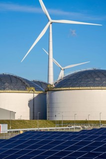 Vopak Solarpark Eemshaven, 19 hectares of solar modules with a capacity of 25 megawatts, around the