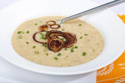 Swabian cuisine, green spelt soup, healthy, vegetarian, regional, soup served in soup plates,