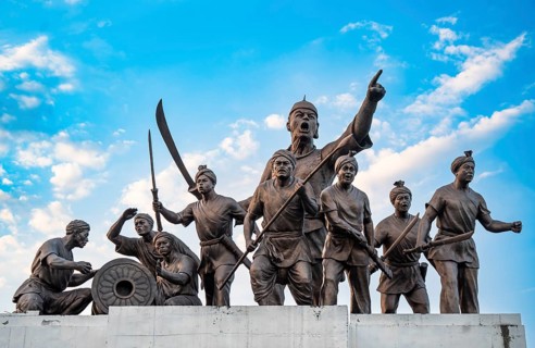 Guwahati, India. 25 November 2024. Statue of Ahom commander Lachit Barphukan and soldiers stands in