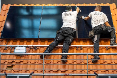 Presentation of the rapid installation of a solar system on a residential house with a pitched
