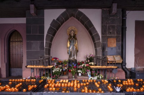 Marienaltar, candle donation, altar candles, votive candles, candles, inner courtyard, Church of
