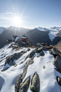 Mountain panorama and glacier, mountain hut Ramolhaus in autumn with snow, view of Gurgler Ferner