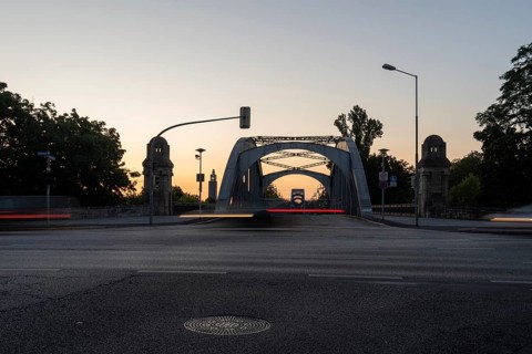 Light traces of cars, behind them bridges, Sternbrücke, Rotehornpark, Magdeburg, Saxony-Anhalt,
