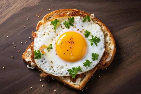 Top view of slice of toast bread with fried egg. KI generiert, generiert, AI generated