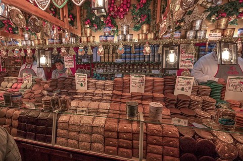 Gingerbread stand at the Christkindlesmarkt, Nuremberg, Middle Franconia, Bavaria, Germany, Europe