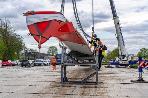 Preparation for the transport of a 68 metre long blade, a wind turbine, with a self-propelled