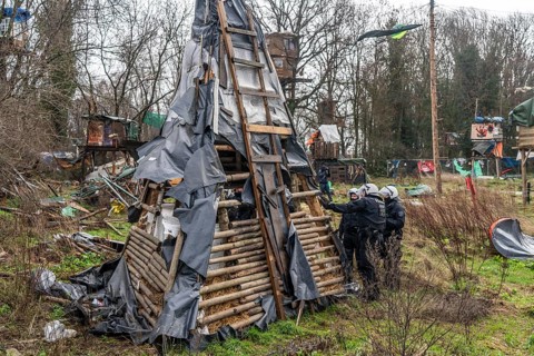 2nd day of the clearing of the hamlet Lützerath, by the police, of tree houses and huts, of climate