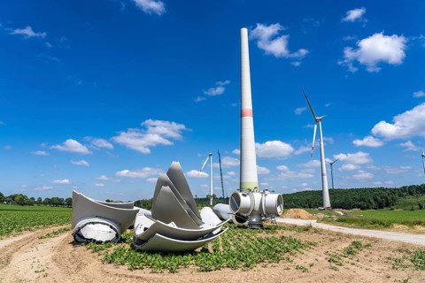 Repowering of a wind farm, near Brilon-Radlinghausen, 2 old turbines are demolished, rotors and