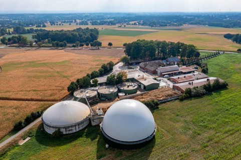Biogas plant, gas storage, with dome, fermenter tanks for the fermentation process, use of solid