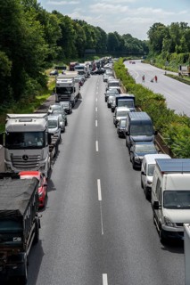 Traffic jam on the A40 motorway, near Mülheim-Winkhausen, in the direction of Duisburg, after an