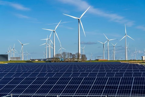 Vopak Solarpark Eemshaven, 19 hectares of solar modules with a capacity of 25 megawatts, around the