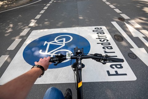 Bicycle road, cyclists have priority over car traffic, new cycle routes through Essen, here in the
