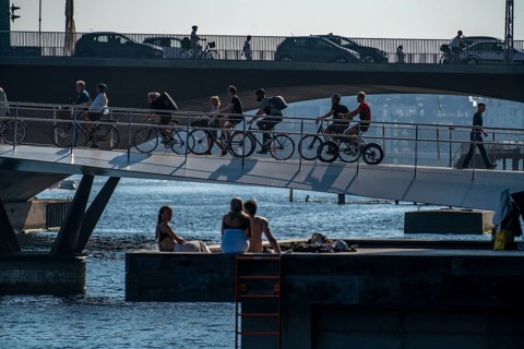 Cyclists on the Lille Langebro cycle and pedestrian bridge, behind it the Langebro road bridge,