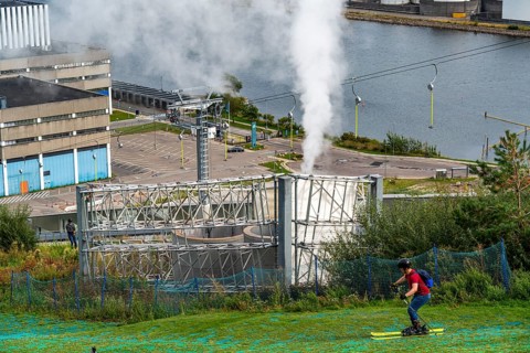 CopenHill, waste incineration plant and artificial ski slope, skiing with a view of the Øresund, 90