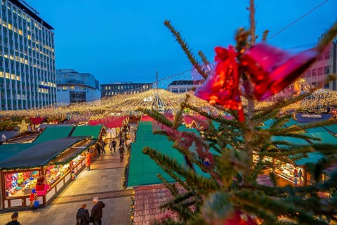 Pre-Christmas season, Christmas market on Kennedyplatz in the city centre of Essen, Christmas tree