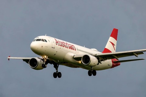 Aircraft approaching Zurich Airport. Registration: OE-LBL, Airbus A320-214, Austrian Airlines.