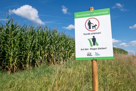 Sign for dog owners that they should stay on the paths and that dogs must be kept on a lead.NABU,