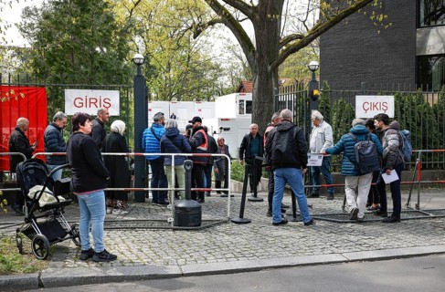 Queue in front of the Turkish Consulate General. Turkish citizens entitled to vote in Germany can
