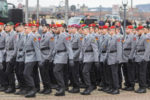 Public roll call of the Army Officers' School on Theatre Square: Bundeswehr honours and bids