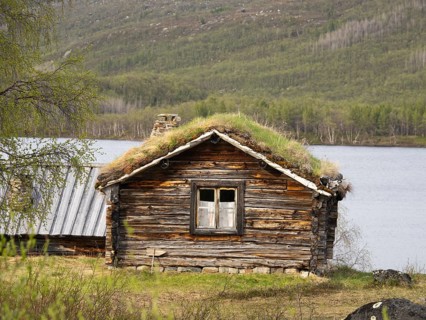 Holiday home at edge of a lake, built partially in the style of the Sami indigenous people's