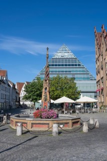 The fish box fountain on the market square, opposite the central library, Ulm, Baden-Württemberg,
