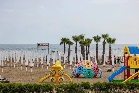 Bagni Lungomare, Chioggia. Bathing beach on the Adriatic in bad weather. All deckchairs are free.