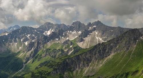 Mountain panorama from Fellhorn, 2038m, to Oberstdorfer Hammerspitze, 2260m, Hochgehrenspitze,
