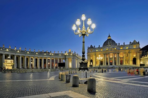 Cathedral, St Peter, St Peter's Basilica, Vatican palaces, St Peter's Square, Vatican at dusk,