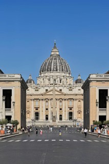 Tourists walking towards the cathedral, St Peter, St Peter's Basilica, Vatican palaces, St Peter's