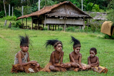 Children with headdress made of cassowary feathers, village Mutin, Lake Murray, Western Province,
