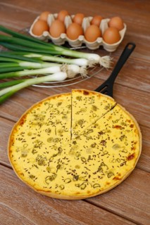 Swabian cuisine, salted cream cake with spring onions, hearty cake, salty short pastry, baked, out