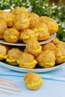 Swabian cuisine, mini cream puffs filled with goat's cream cheese, cream cheese éclairs,